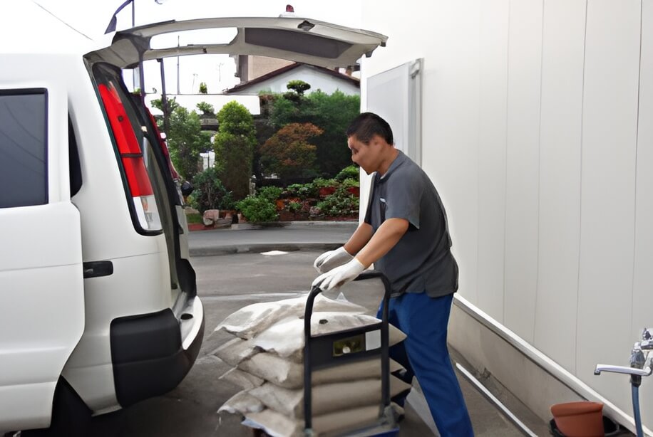 床下用調湿材等の数量確認・積込み｜住ケン岐阜