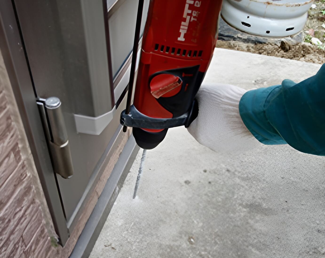 薬剤を注入して穴埋め(3)｜住ケン岐阜